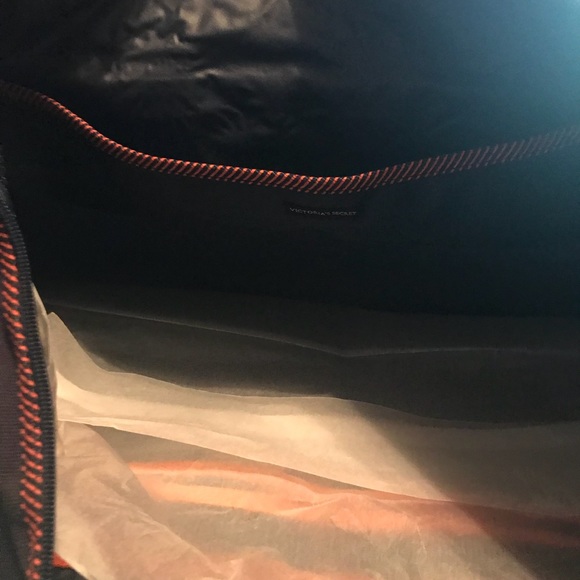 Victoria Secret xlarge duffle Bag - Picture 3 of 5